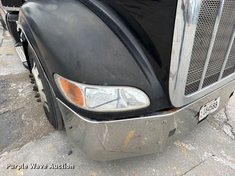 image for item FN5784 2010 Peterbilt 386 semi truck