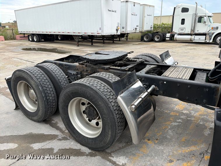 image for item FN5784 2010 Peterbilt 386 semi truck