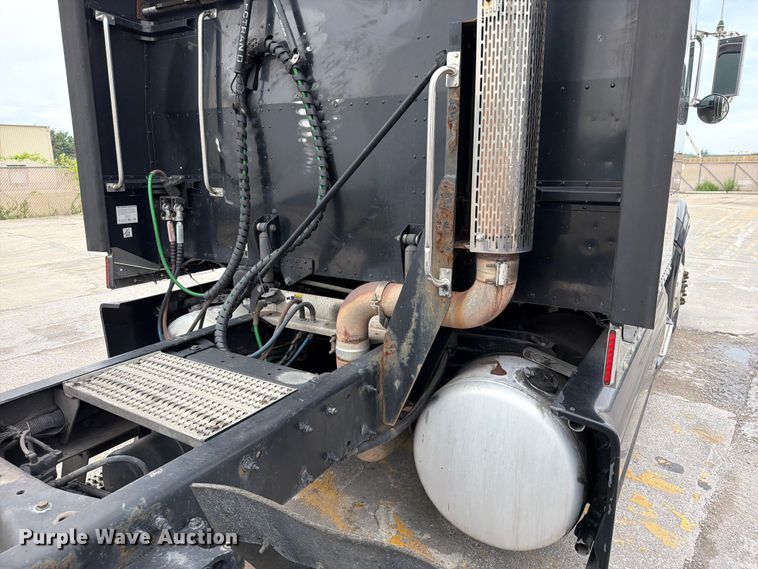 image for item FN5784 2010 Peterbilt 386 semi truck