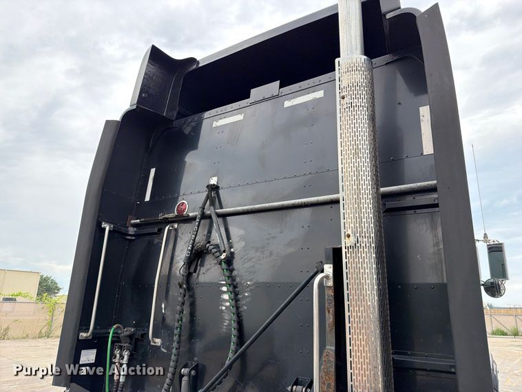 image for item FN5784 2010 Peterbilt 386 semi truck