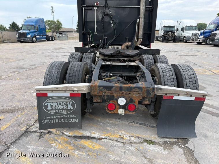 image for item FN5784 2010 Peterbilt 386 semi truck