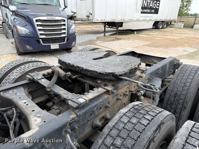 image for item FN5784 2010 Peterbilt 386 semi truck