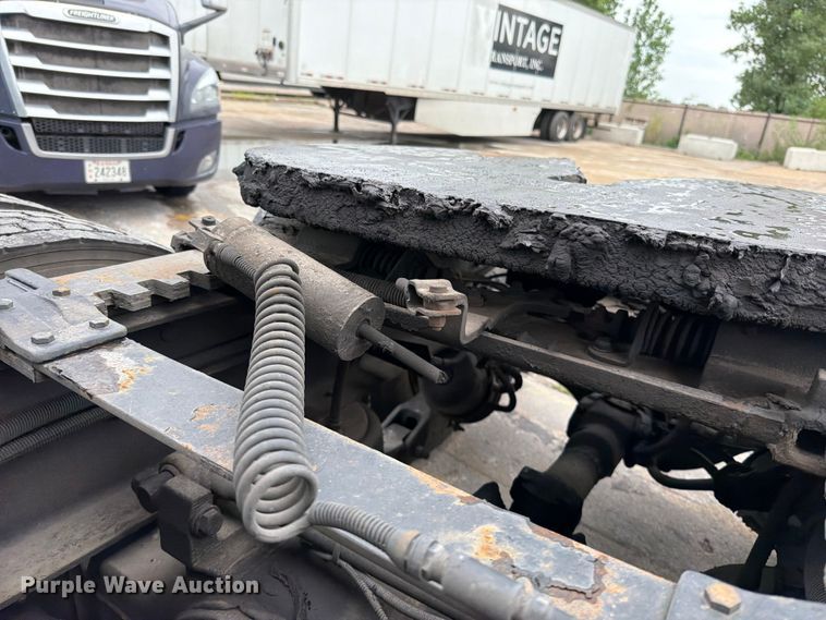 image for item FN5784 2010 Peterbilt 386 semi truck