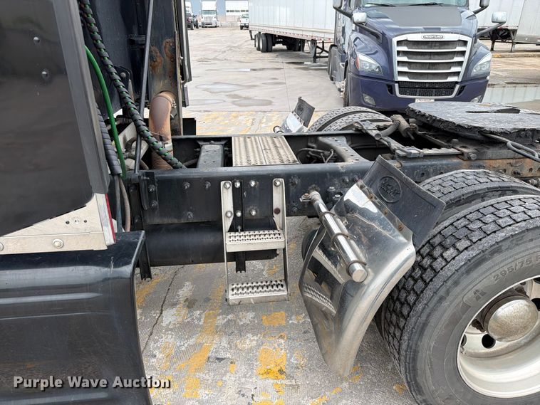 image for item FN5784 2010 Peterbilt 386 semi truck
