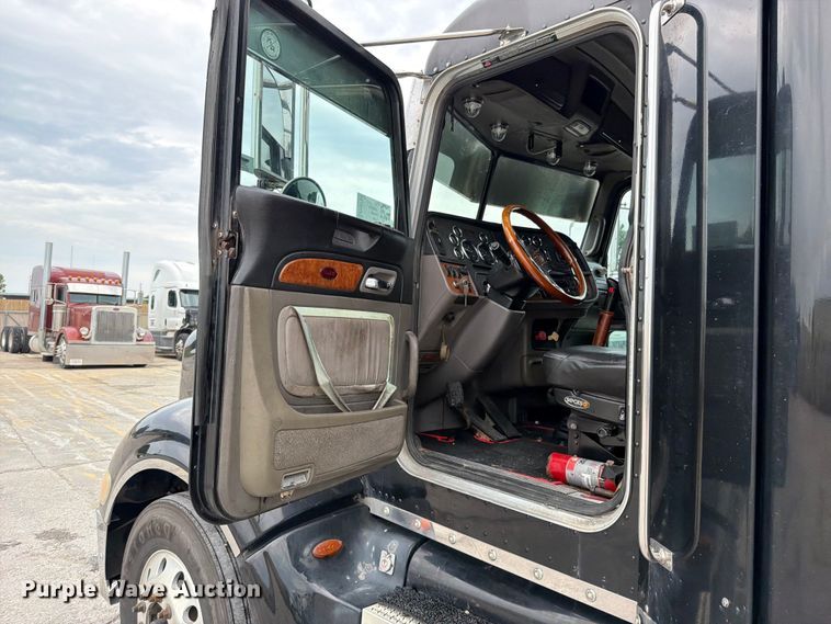 image for item FN5784 2010 Peterbilt 386 semi truck