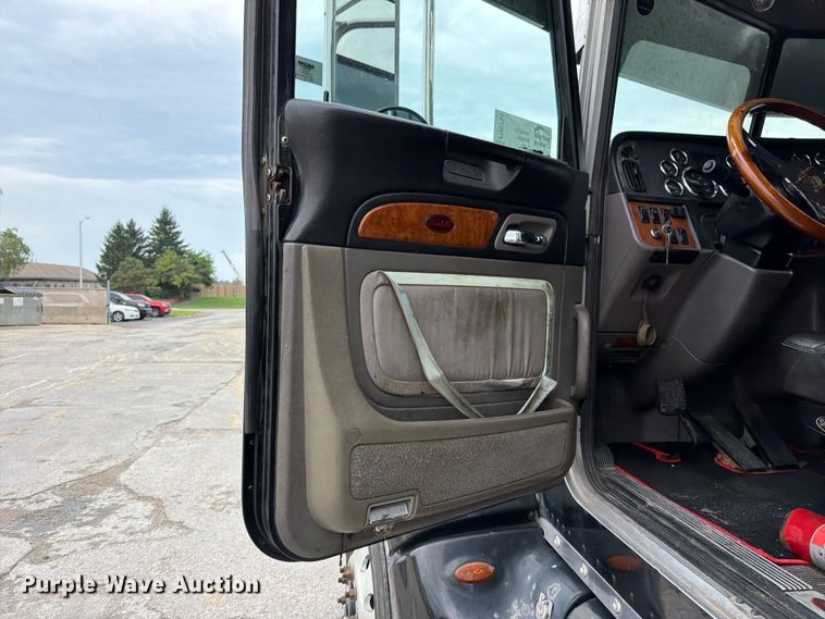 image for item FN5784 2010 Peterbilt 386 semi truck