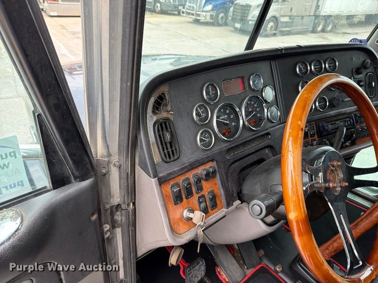 image for item FN5784 2010 Peterbilt 386 semi truck