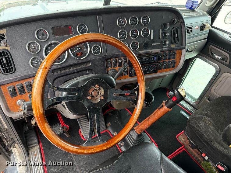 image for item FN5784 2010 Peterbilt 386 semi truck
