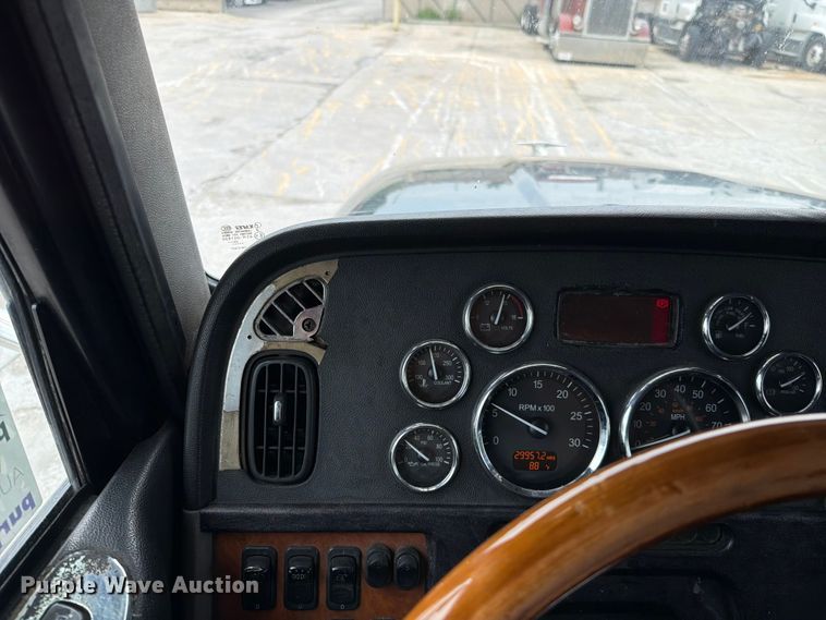 image for item FN5784 2010 Peterbilt 386 semi truck