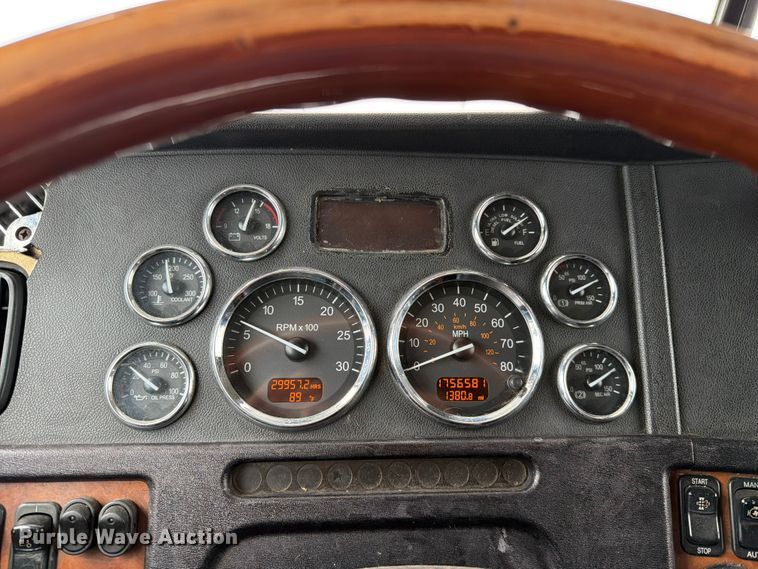 image for item FN5784 2010 Peterbilt 386 semi truck