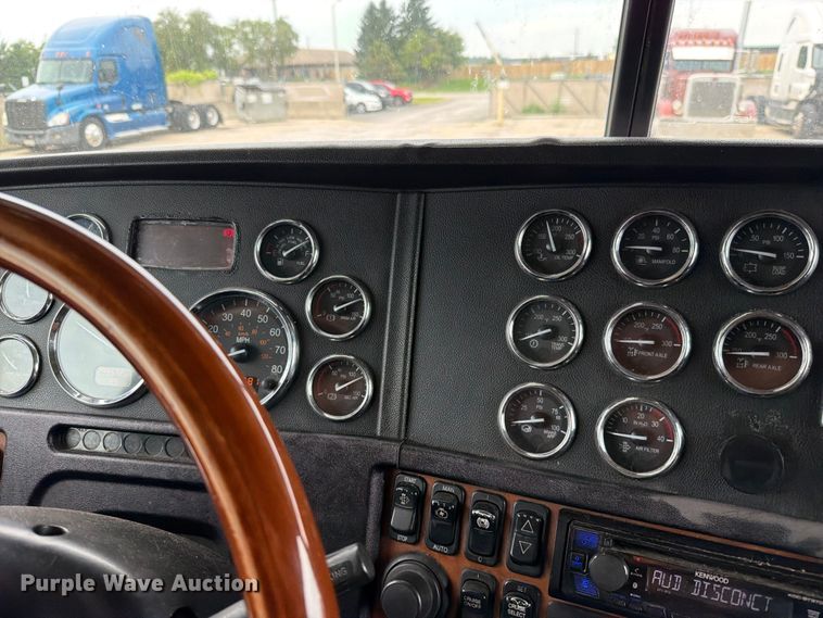 image for item FN5784 2010 Peterbilt 386 semi truck