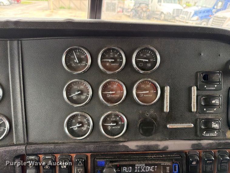 image for item FN5784 2010 Peterbilt 386 semi truck