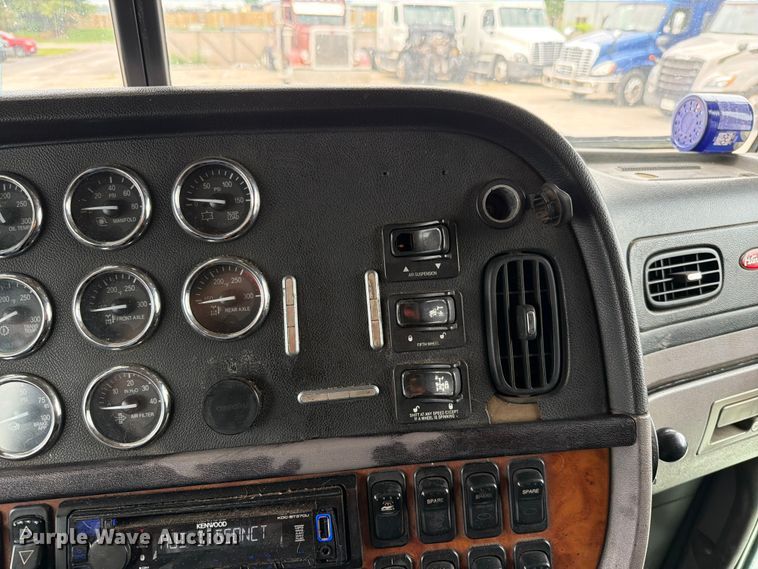image for item FN5784 2010 Peterbilt 386 semi truck
