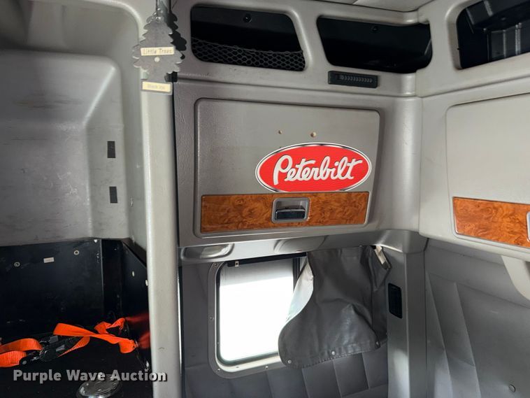 image for item FN5784 2010 Peterbilt 386 semi truck