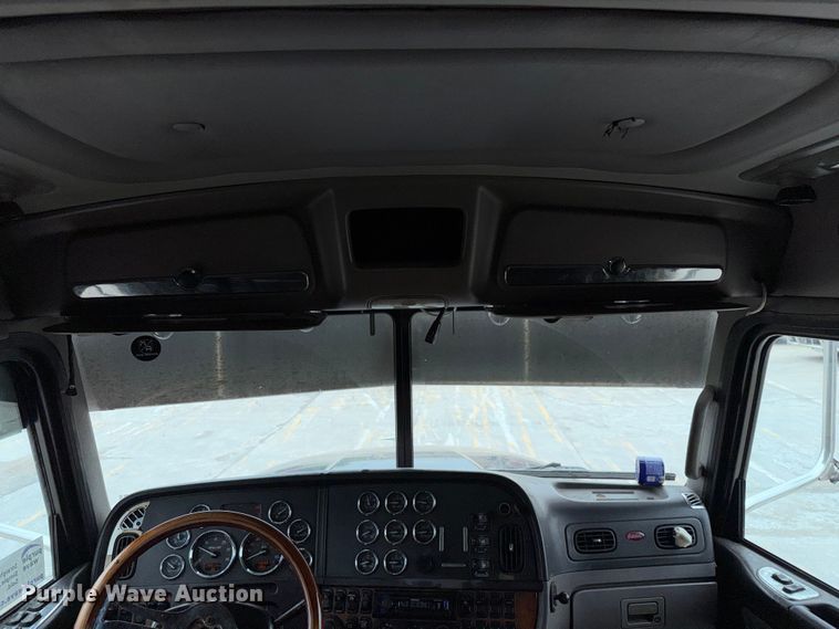 image for item FN5784 2010 Peterbilt 386 semi truck