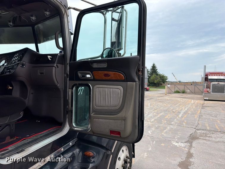 image for item FN5784 2010 Peterbilt 386 semi truck