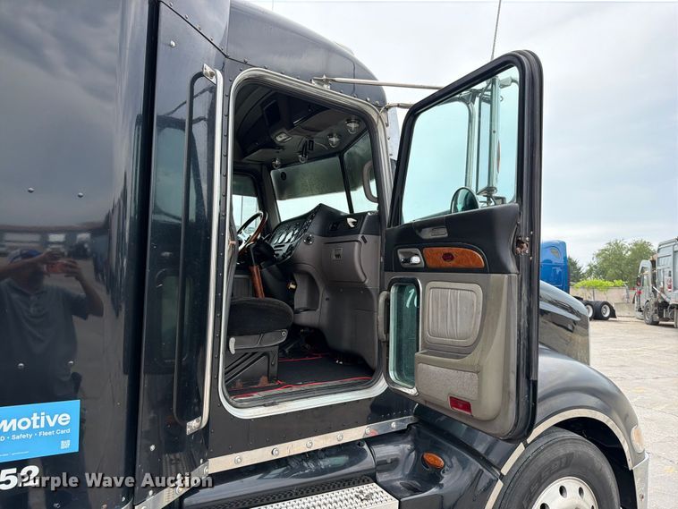 image for item FN5784 2010 Peterbilt 386 semi truck