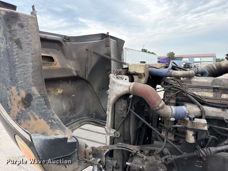 image for item FN5784 2010 Peterbilt 386 semi truck