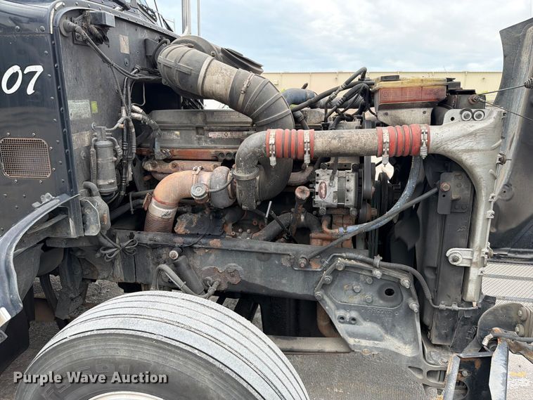 image for item FN5784 2010 Peterbilt 386 semi truck
