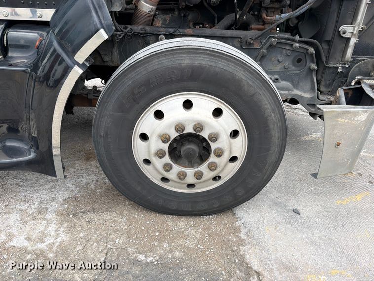 image for item FN5784 2010 Peterbilt 386 semi truck