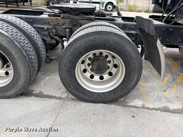 image for item FN5784 2010 Peterbilt 386 semi truck