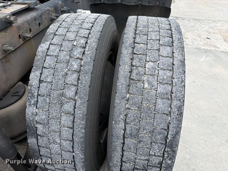 image for item FN5784 2010 Peterbilt 386 semi truck
