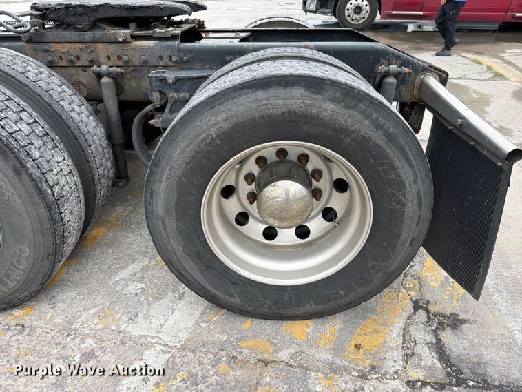 image for item FN5784 2010 Peterbilt 386 semi truck