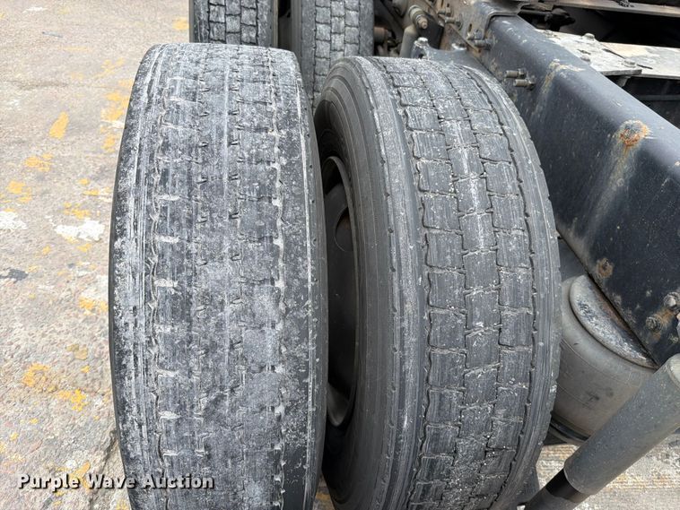 image for item FN5784 2010 Peterbilt 386 semi truck