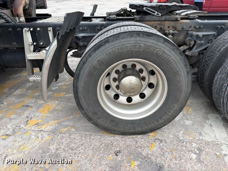 image for item FN5784 2010 Peterbilt 386 semi truck