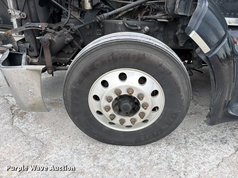 image for item FN5784 2010 Peterbilt 386 semi truck