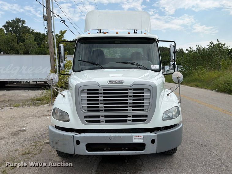 image for item FN5819 2017 Freightliner Business Class M2 semi truck