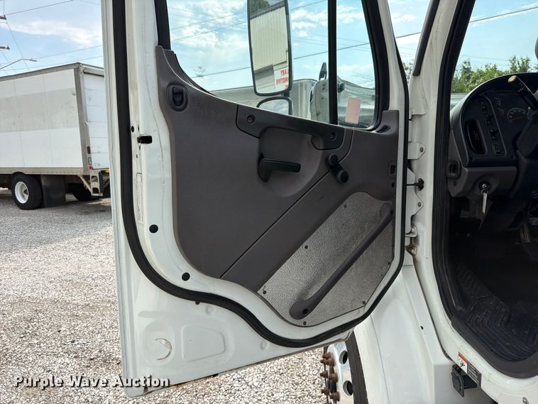 image for item FN5819 2017 Freightliner Business Class M2 semi truck
