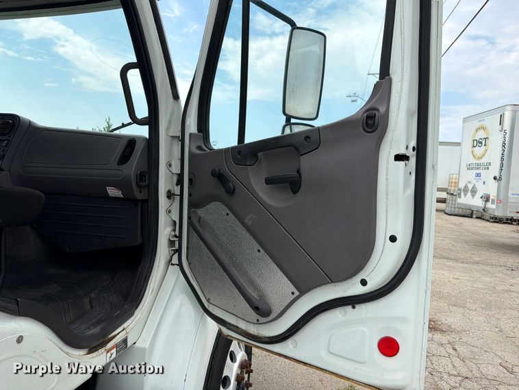 image for item FN5819 2017 Freightliner Business Class M2 semi truck