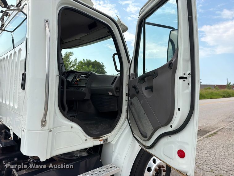 image for item FN5819 2017 Freightliner Business Class M2 semi truck