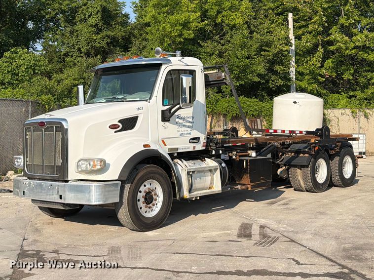 image for item FT6123 2016 Peterbilt 567 roll-off container truck