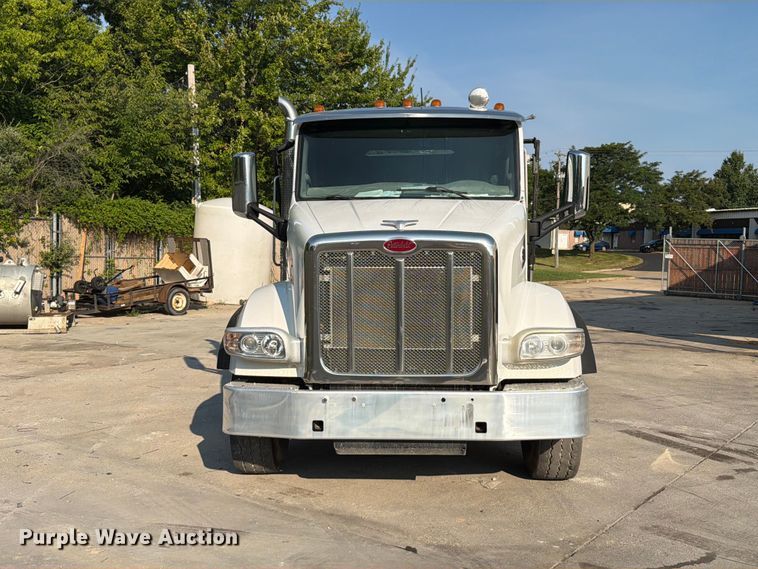image for item FT6123 2016 Peterbilt 567 roll-off container truck