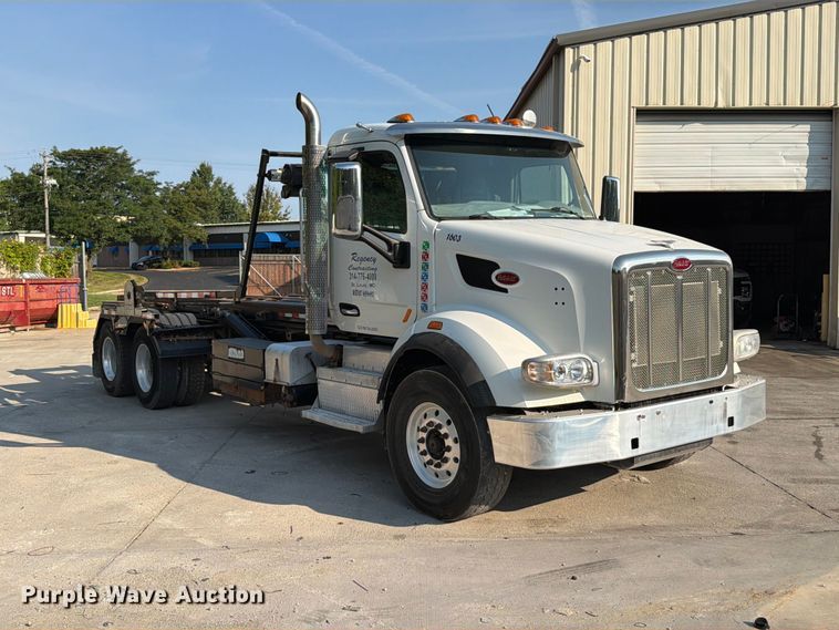 image for item FT6123 2016 Peterbilt 567 roll-off container truck