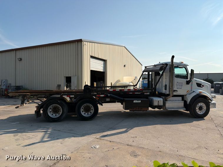 image for item FT6123 2016 Peterbilt 567 roll-off container truck