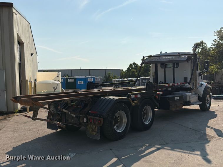 image for item FT6123 2016 Peterbilt 567 roll-off container truck