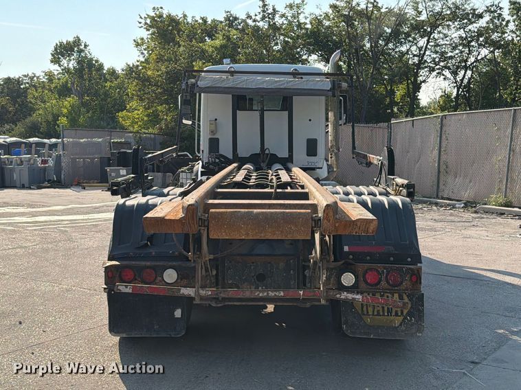 image for item FT6123 2016 Peterbilt 567 roll-off container truck