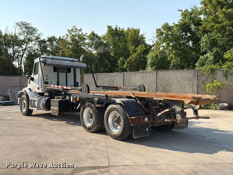 image for item FT6123 2016 Peterbilt 567 roll-off container truck