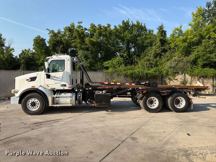 image for item FT6123 2016 Peterbilt 567 roll-off container truck