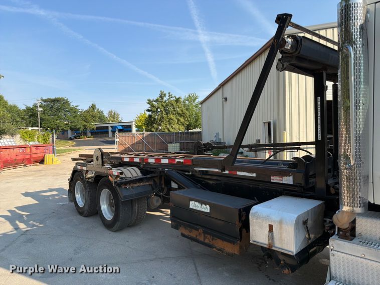 image for item FT6123 2016 Peterbilt 567 roll-off container truck