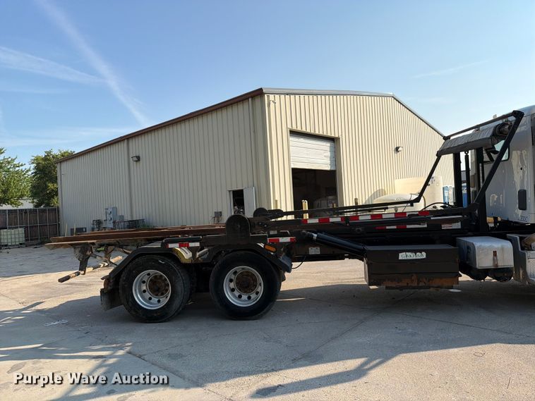 image for item FT6123 2016 Peterbilt 567 roll-off container truck