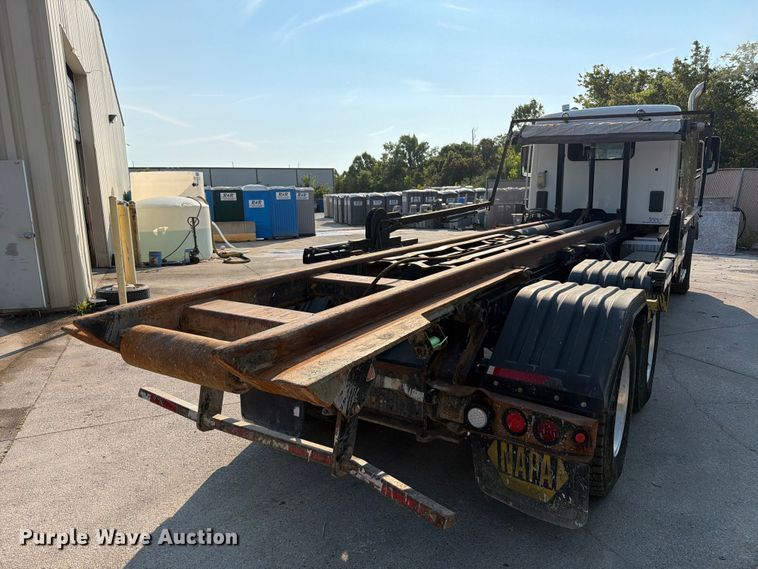 image for item FT6123 2016 Peterbilt 567 roll-off container truck