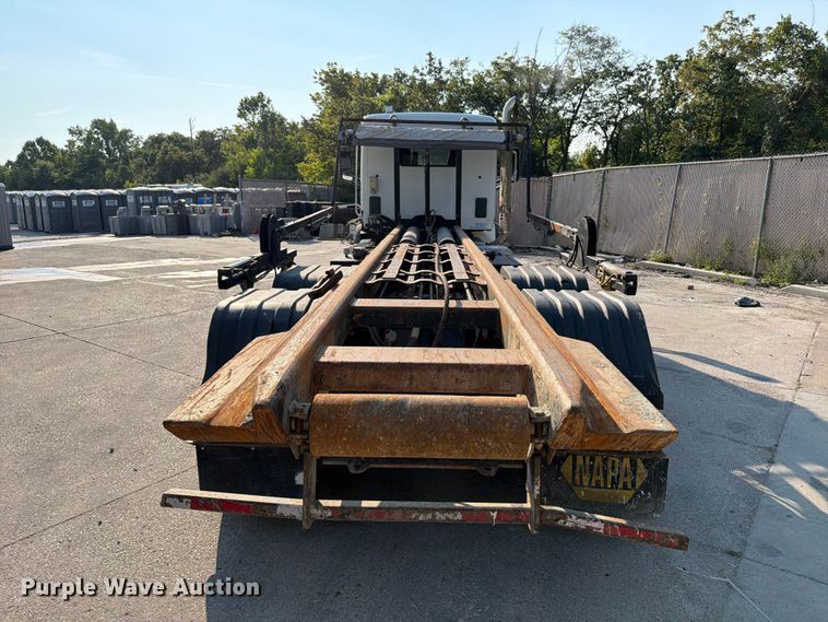 image for item FT6123 2016 Peterbilt 567 roll-off container truck