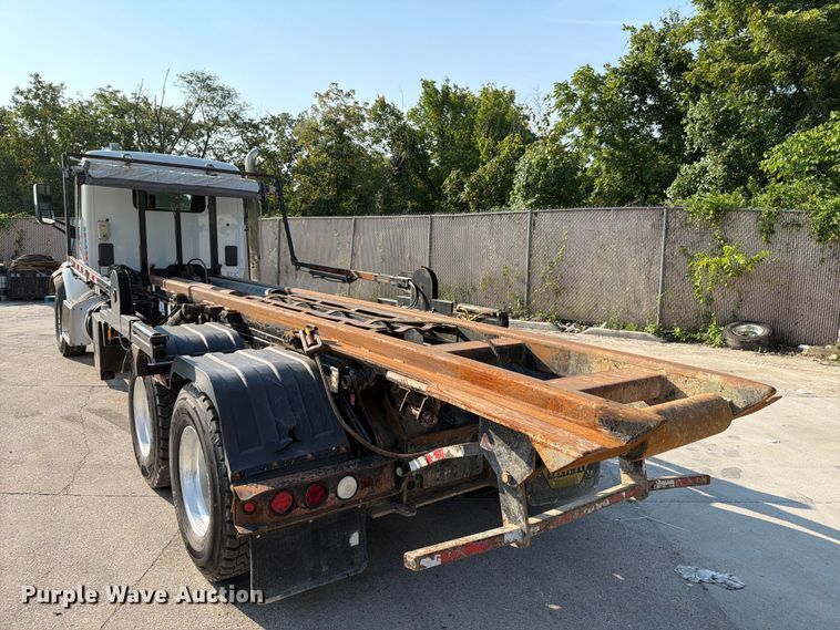image for item FT6123 2016 Peterbilt 567 roll-off container truck