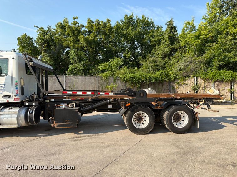 image for item FT6123 2016 Peterbilt 567 roll-off container truck