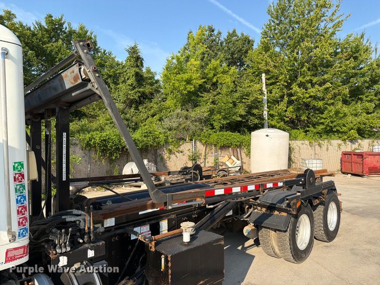 image for item FT6123 2016 Peterbilt 567 roll-off container truck