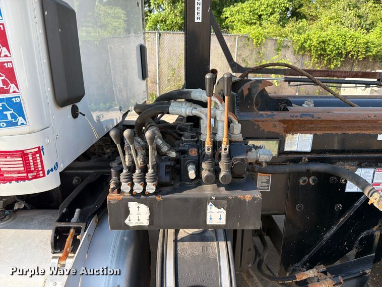 image for item FT6123 2016 Peterbilt 567 roll-off container truck